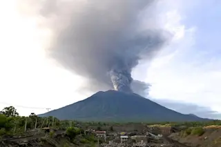 Mount_Agung_November_2017_eruption_-_27_Nov_2017_03-1024x768.jpg