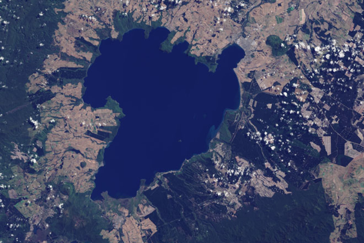 Changing the Size of the Giant ~186 A.D. Eruption of Taupo | Discover ...