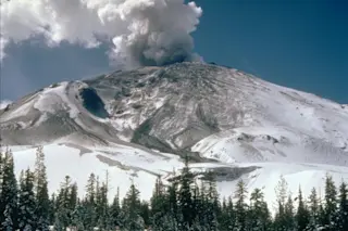 MSH80_early_eruption_st_helens_from_NE_04-10-80-582x394.jpg