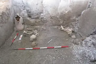 Two skeletons in the ruins of a Pompeii building
