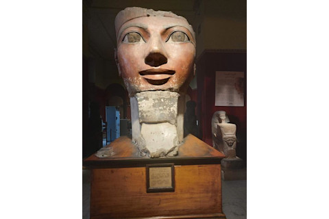Statue of queen Hatschepsut in the Cairo Museum