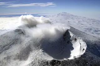 Mount_Erebus_craters_Ross_Island_Antarctica_aerial_view_18_December_2000.jpg