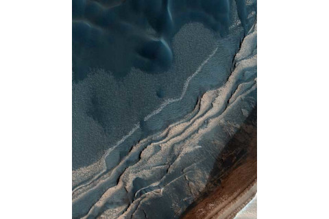 hirise_scarp_dunes.jpg