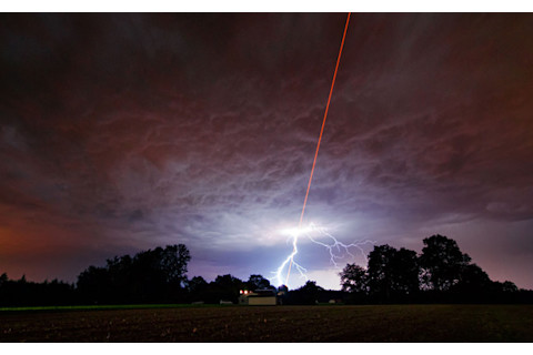 eso_laser_lightning.jpg