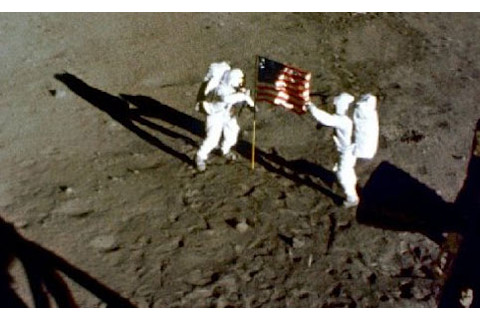 apollo11_flagraising.jpg