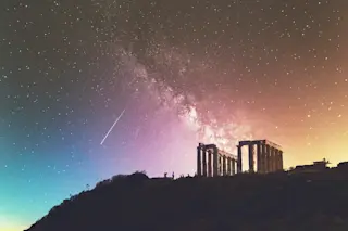 comet-and-milky-way-over-temple-of-Posideon