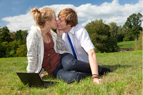 kissing-teens.jpg
