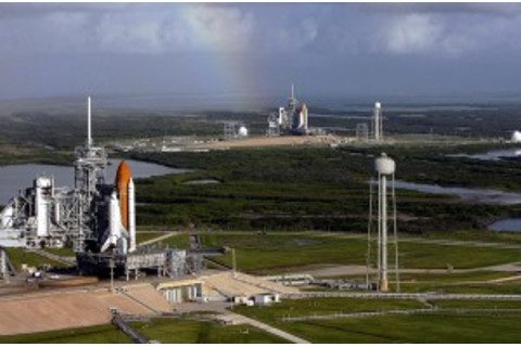 1280pxSpaceshuttlesAtlantisSTS125andEndeavourSTS400onlaunchpads-300x197.jpg