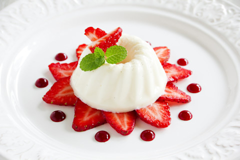 Strawberry blancmange - shutterstock 181477289