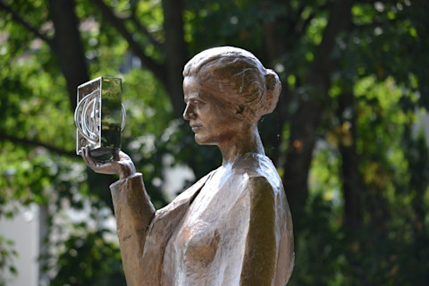 statue marie curie warsaw