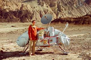 Carl Sagan with Viking lander model in Death Valley California