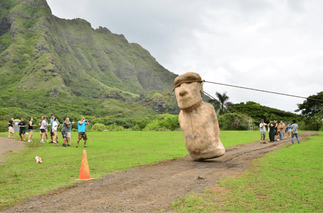 Walking experiment with a moai statue Walking experiment with a moai statue