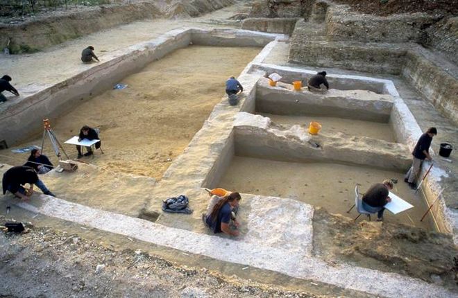 Waterhole site in 1995, showing archaeologists digging