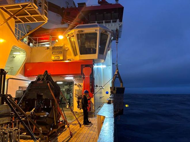 Sampling expedition in the South Pacific for gold in Earth Sampling expedition in the South Pacific for gold in Earth