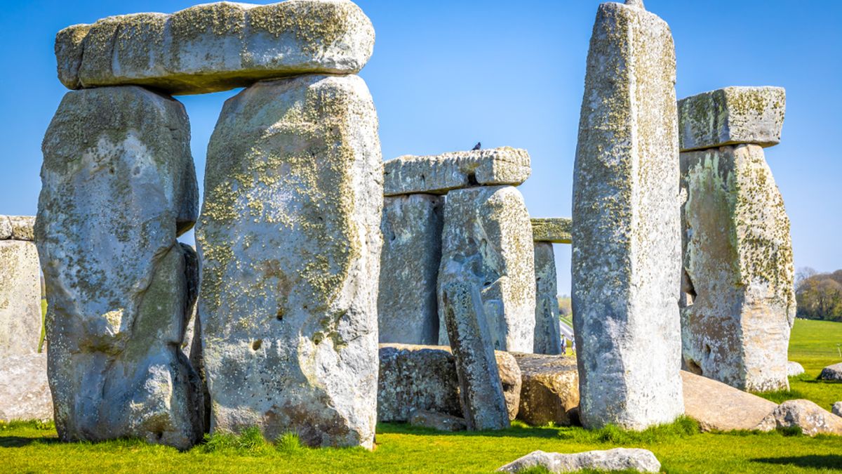 Neolithic Humans, Not Glaciers, Likely Transported Stonehenge’s Altar Stone Over 400 Miles