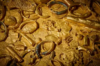 Gold and coins from the 17th-century shipwreck