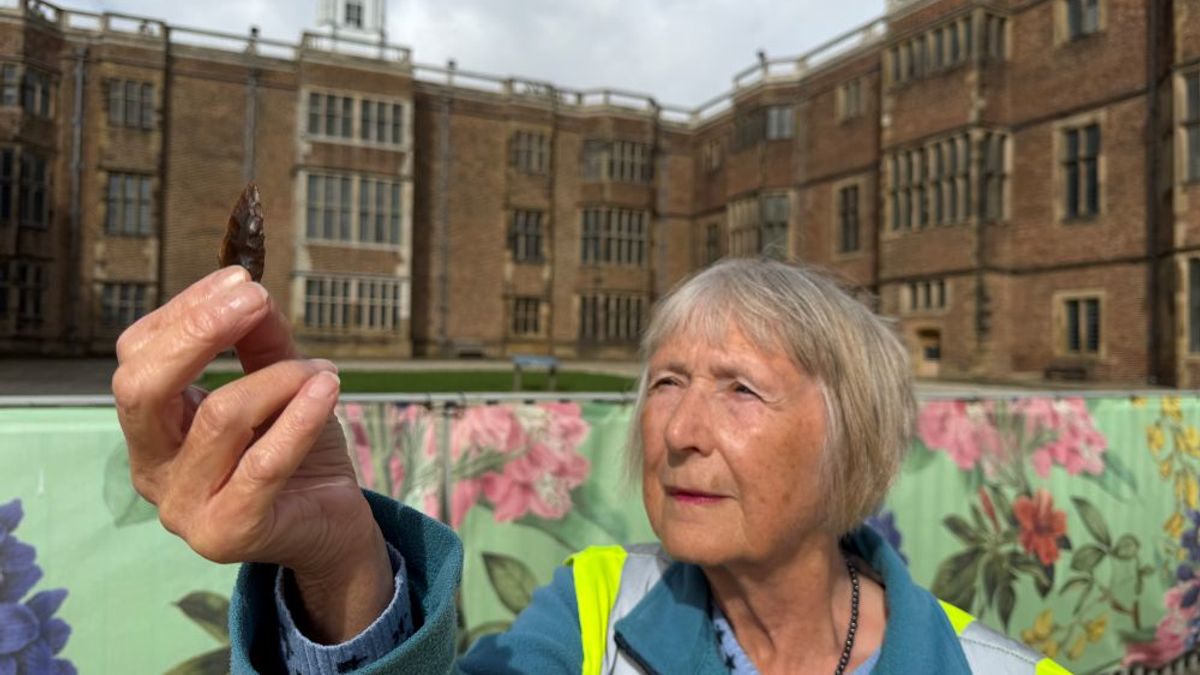 Strange Marks in a 1995 Photo Led Archaeologists to a Lost 18th-Century Building Beneath a Historic English Estate