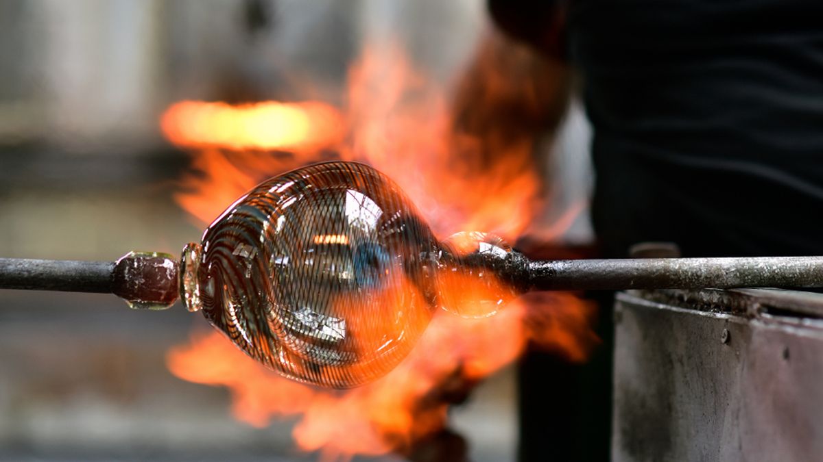 Glassworkers Crack the Ancient Mystery of a 1,600-Year-Old Color-Changing Roman Cup