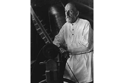 konstantin-tsiolkovsky.jpg